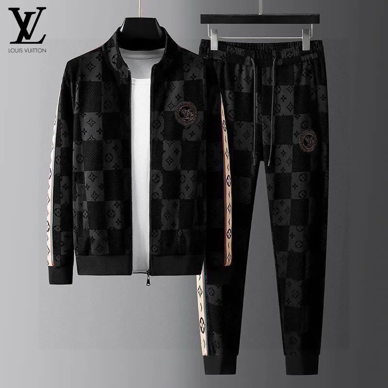 🅿️500 [LV Louis Vuitton] hot-selling suit is coming. Focus on the original version of the official website. 2025 new hot-selling cardigan and sweatshirt suit. The original order is the best. 🇭🇰The meticulous work of top designers. It has a fitting and perfect upper body effect. All-natural high-quality Tencel Roman cotton 100%, close-fitting comfort, noble and elegant! Original hardware embodies elegance and nobility! Counter size: M-4XL (up to 190 pounds)